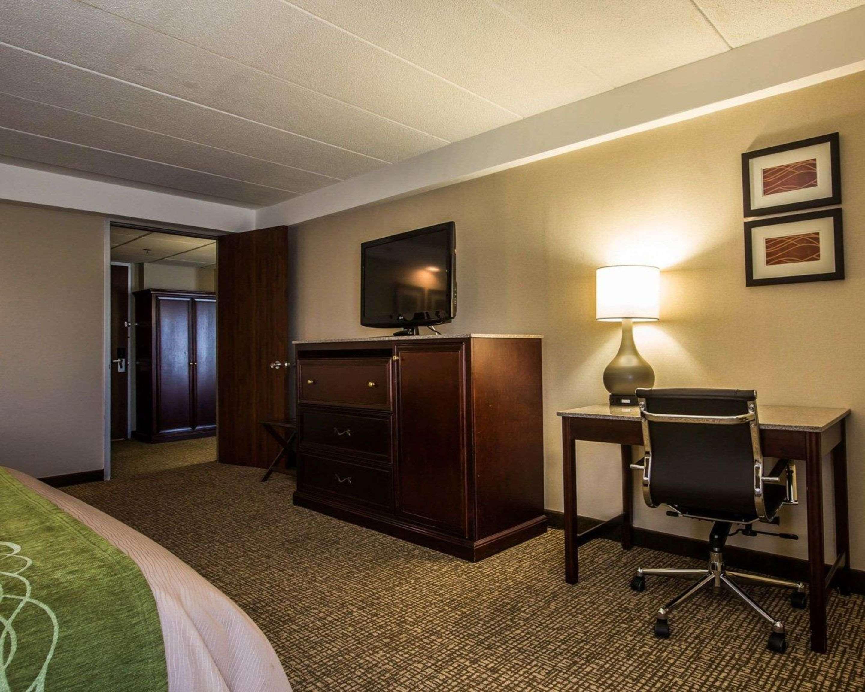 Comfort Inn Airport Manchester Bagian luar foto