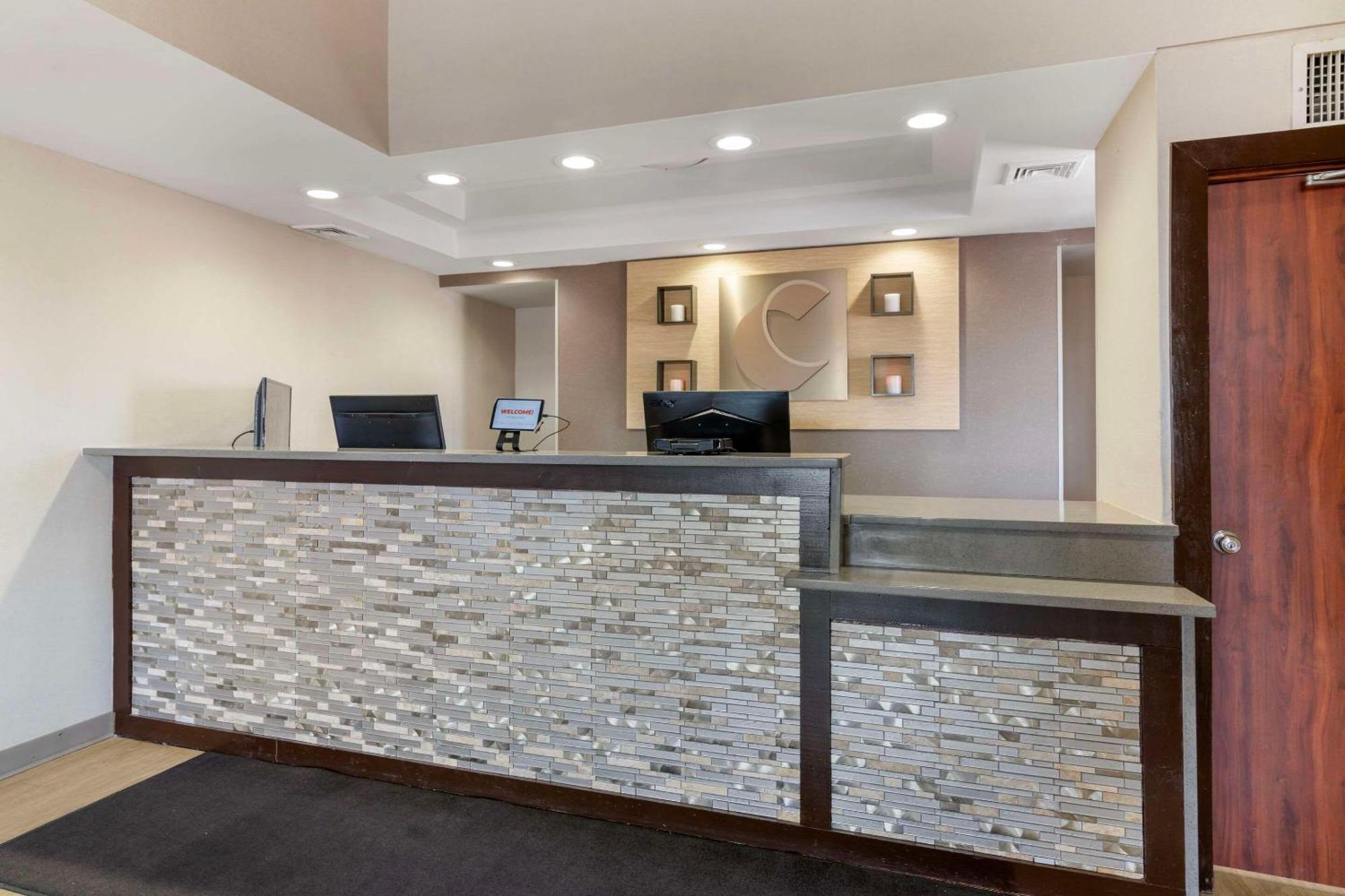 Comfort Inn Airport Manchester Bagian luar foto