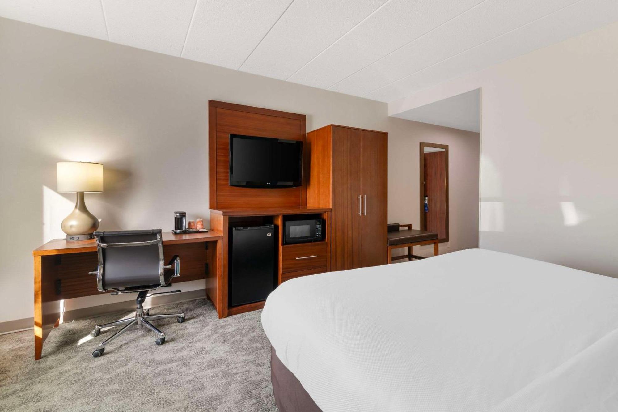 Comfort Inn Airport Manchester Bagian luar foto