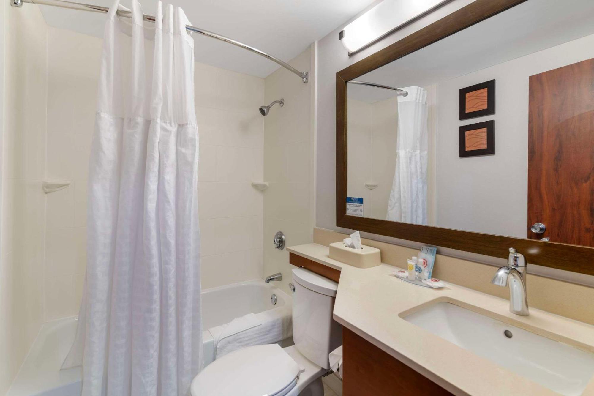 Comfort Inn Airport Manchester Bagian luar foto