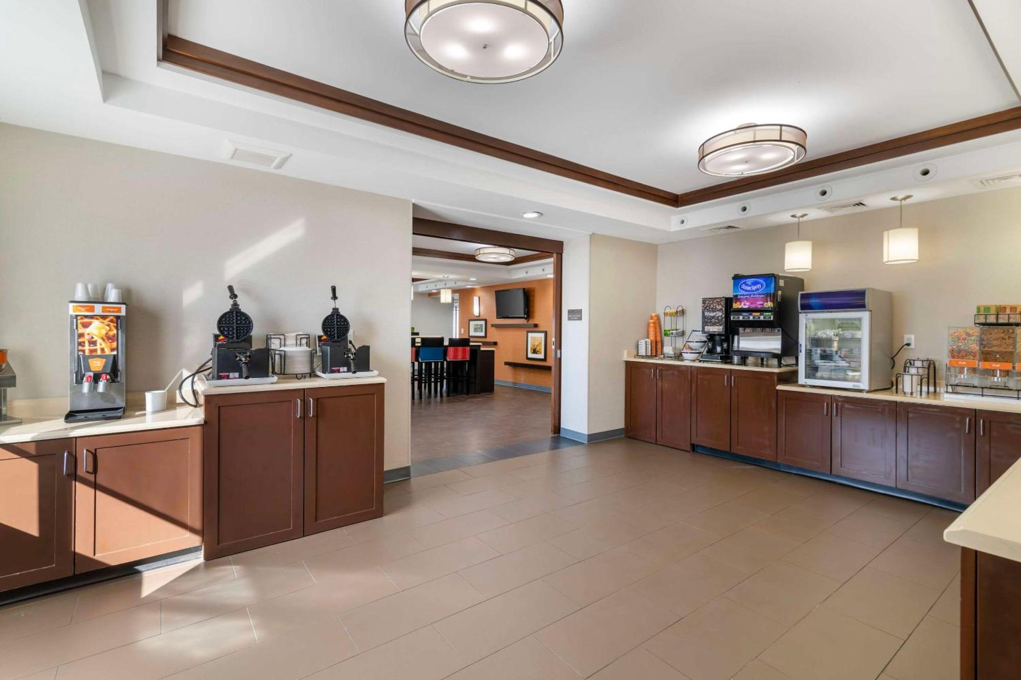 Comfort Inn Airport Manchester Bagian luar foto