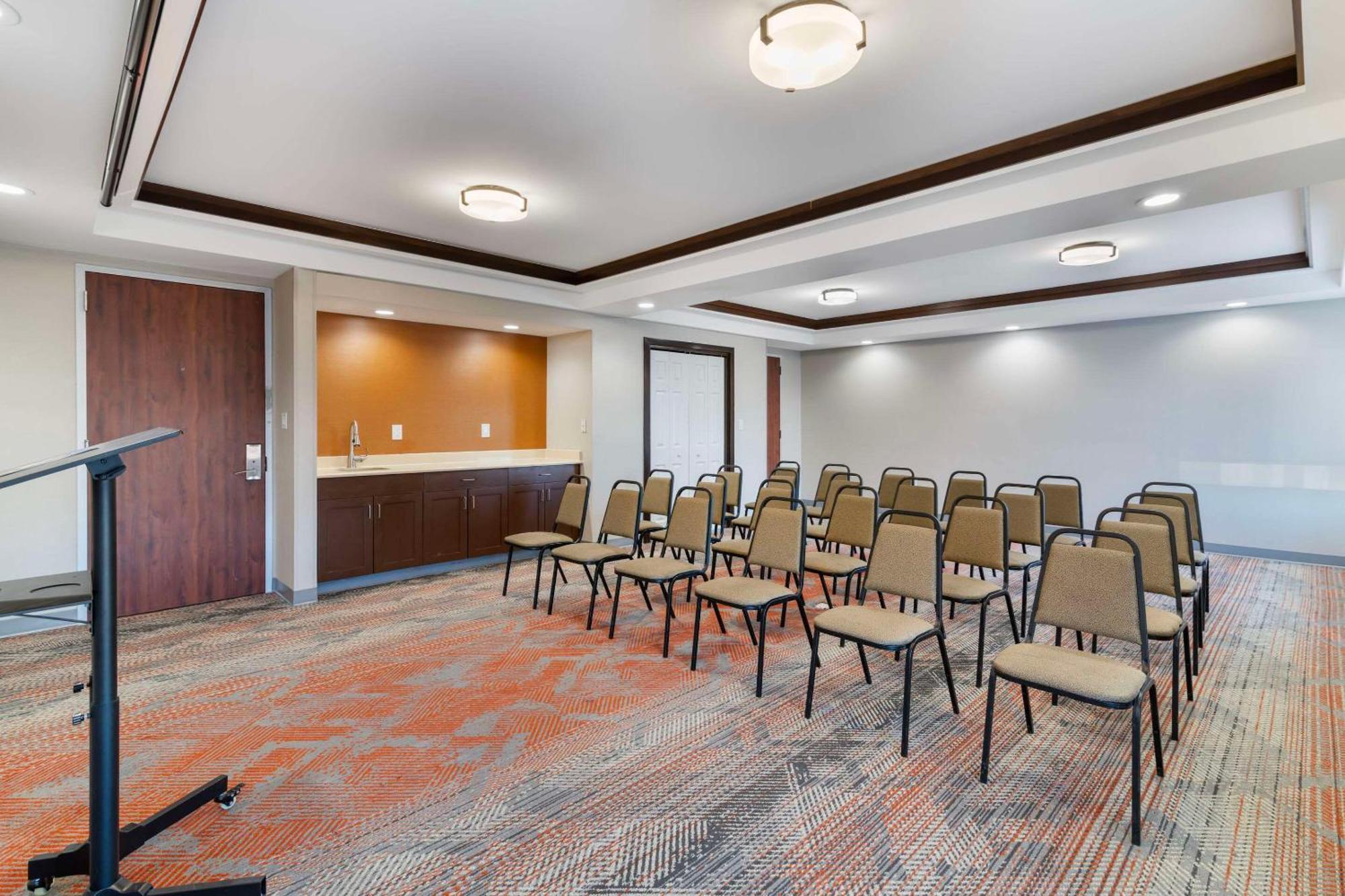 Comfort Inn Airport Manchester Bagian luar foto