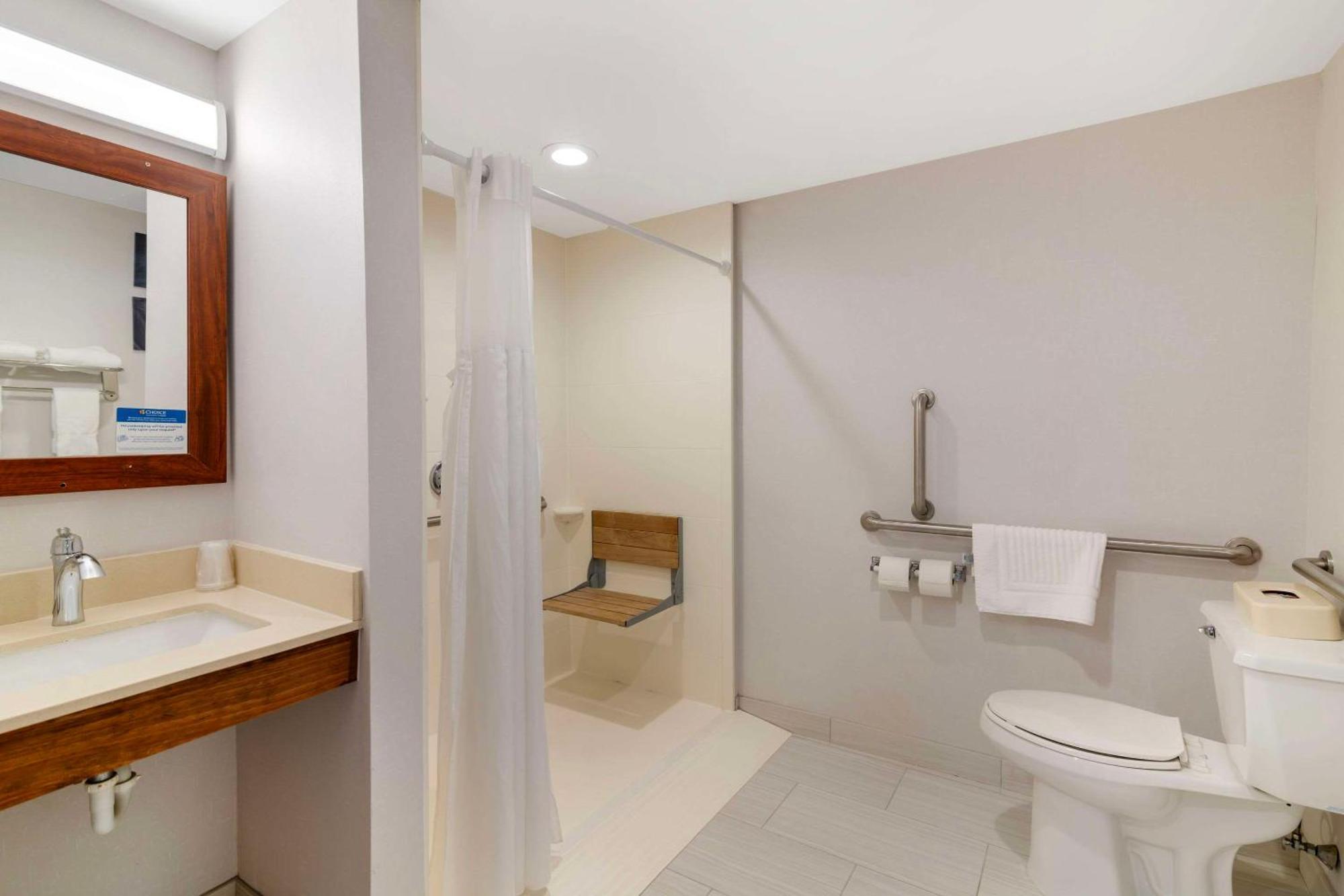 Comfort Inn Airport Manchester Bagian luar foto